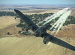 Heinkel po zásahoch opúšťa bojisko. Heinkel po zásahoch opúšťa bojisko.