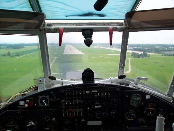 30047 B / 600 x 450 / Kokpit LDG.jpg