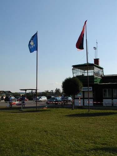 18118 B / 375 x 500 / vlajky_hangr.jpg