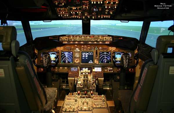 35458 B / 600 x 392 / 737Cockpit2.jpg