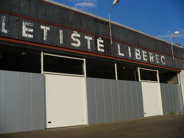25373 B / 600 x 450 / V. hangar.JPG