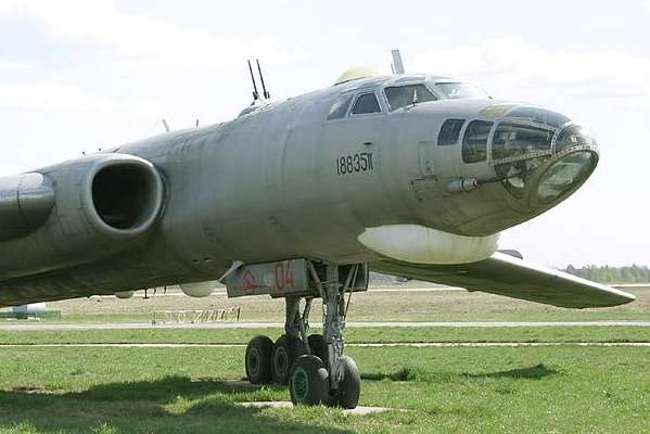 27118 B / 599 x 400 / Tu-16E.jpg