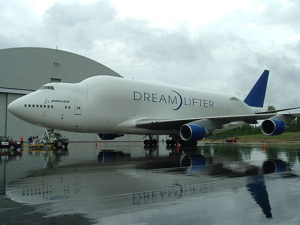 25454 B / 600 x 450 / 800px-Boeing_747-400%28LCF%29_Dreamlifter.jpg
