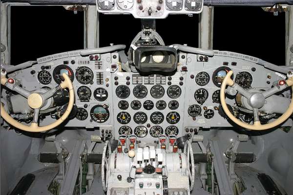 45095 B / 600 x 399 / cocpit.jpg