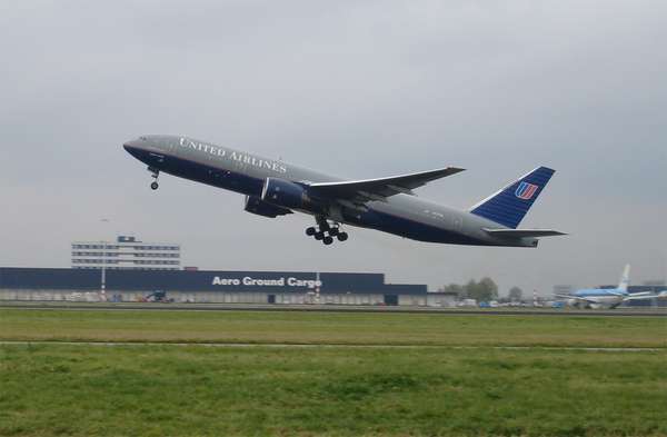 16652 B / 600 x 393 / United_Airlines_aircraft_taking_off_at_Schiphol_Airport.jpg