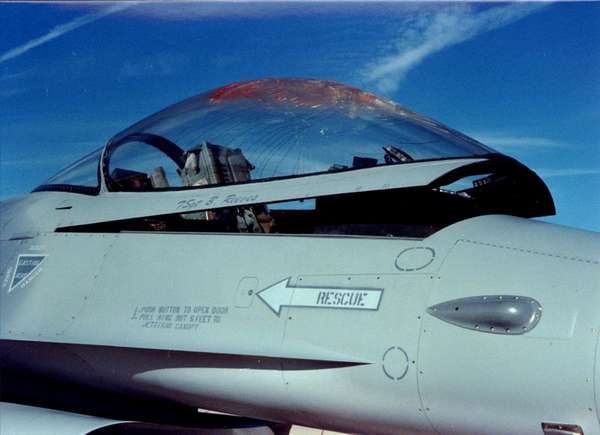 22373 B / 600 x 435 / 800px-F16_after_bird_strike.jpg