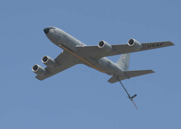 10186 B / 600 x 429 / Kc135_with_refueling_boom_extended.jpg