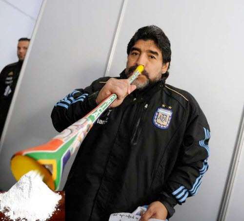 21079 B / 500 x 454 / Vuvuzela_Maradona.jpg