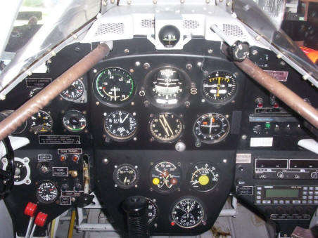 34403 B / 452 x 339 / F-cockpit.jpg