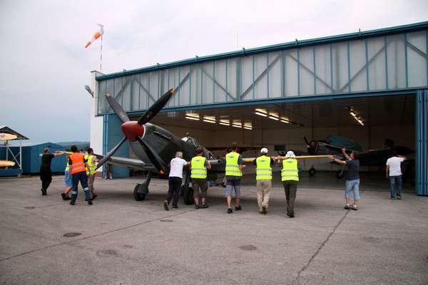 26100 B / 600 x 400 / hangarovanie Spitfiru.JPG