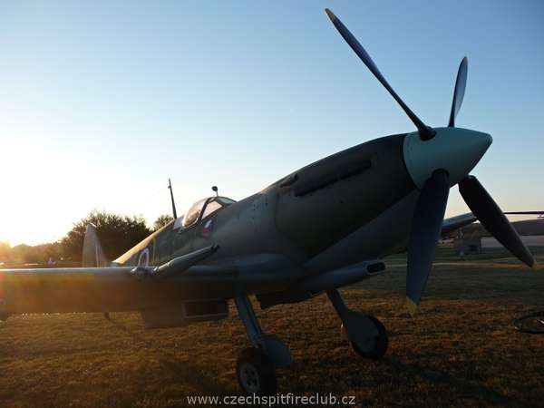 19323 B / 600 x 450 / Czech_Spitfire_Club_-_120902_Namest_P1230464_800x600.jpg