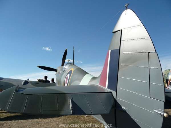 21040 B / 600 x 450 / Czech_Spitfire_Club_-_120902_Namest_P1230539_800x600.jpg