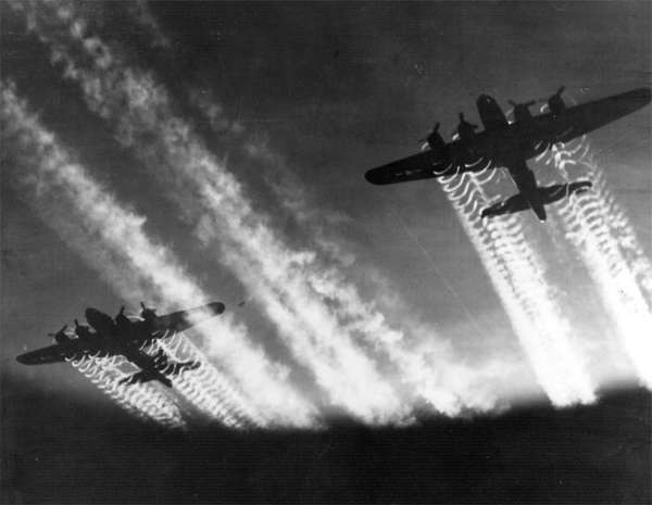 21441 B / 600 x 465 / B-17_Flying_Fortress.jpg