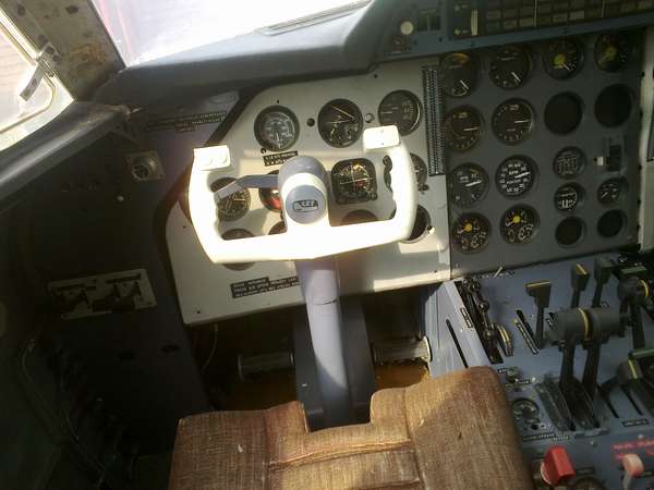 28808 B / 600 x 450 / Mi�icov kokpit L-410 2.jpg