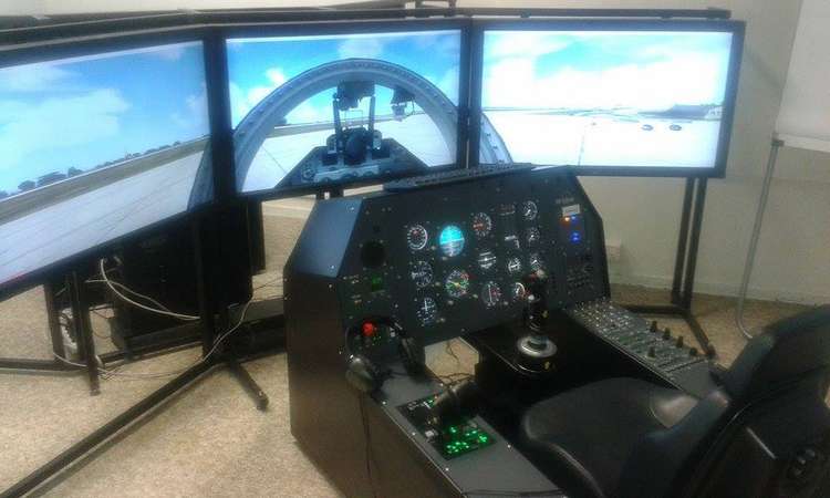 34556 B / 750 x 450 / cokpit.jpg