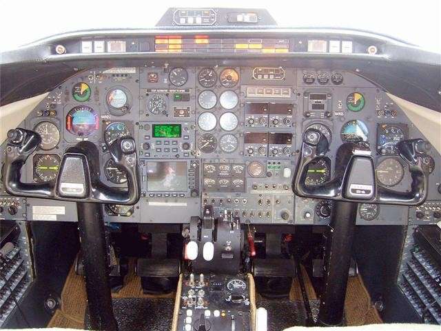 54290 B / 640 x 480 / learjet_24f_cockpit.jpg