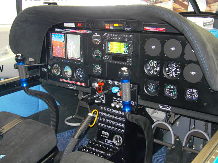 65339 B / 733 x 550 / Zlin-Z-242-L-Guru-cockpit.jpg