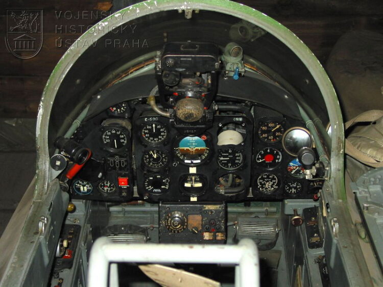 94753 B / 750 x 563 / Aero-L-29-Delfin-02.jpg